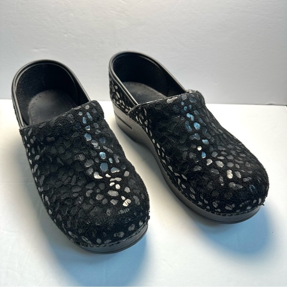 Dansko Women’s Black Animal Print Clogs 39 8.5-9 - Picture 1 of 13